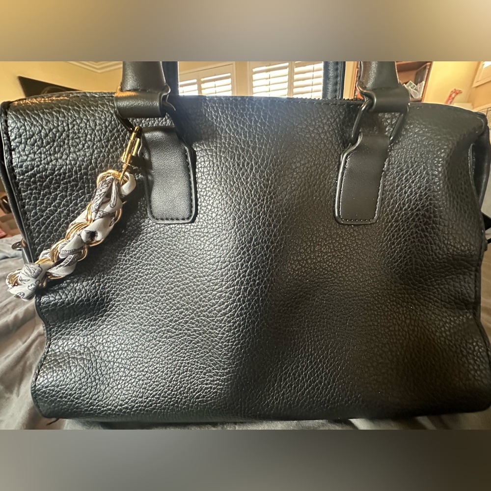 Like New Steve Madden Black Pebbled Bag w/Belt, Scarf, Gold Chain, Blk Hardware - Picture 2 of 9